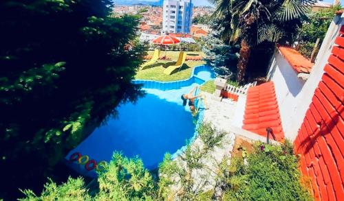 una vista aérea de una piscina en un complejo en Guest House Sofia en Sandanski