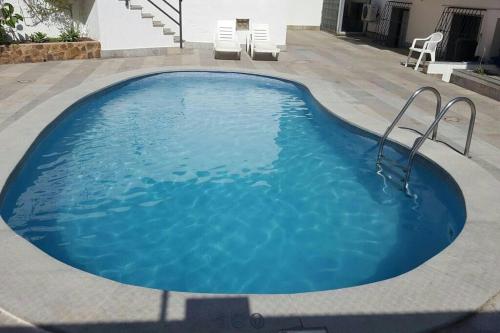 A piscina localizada em Apartamento Puerto con Piscina ou nos arredores