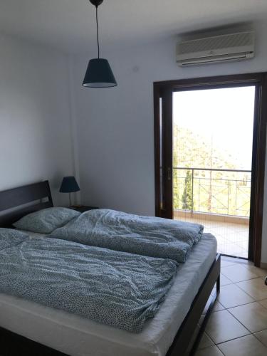 Posteľ alebo postele v izbe v ubytovaní Spokopoulos apartment