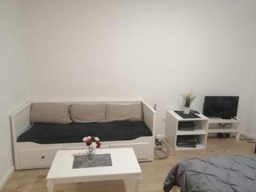 ein Wohnzimmer mit einem Bett und einem Couchtisch in der Unterkunft Apartment Cologne in Köln