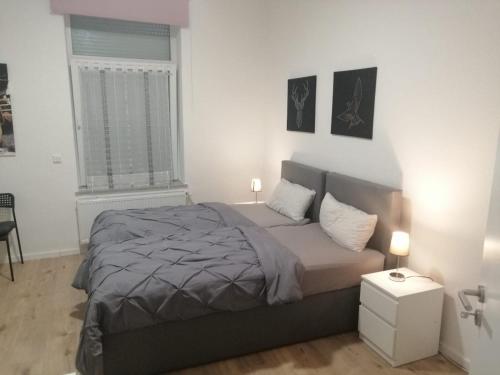 - une chambre avec un lit, une table et une fenêtre dans l'établissement Apartment Cologne, à Cologne