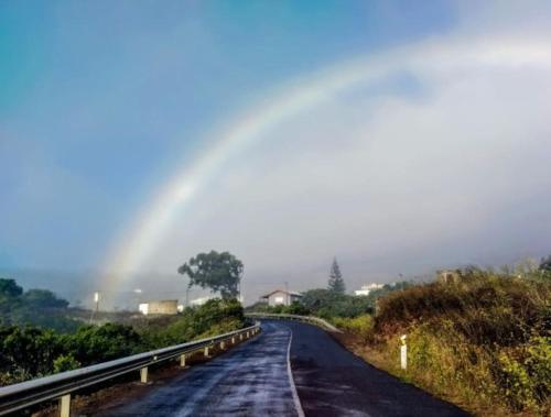 Un camino con un arco iris en el cielo en Casa de madera El jardín de Tara, en Tiñor