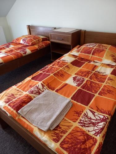 1 dormitorio con 2 camas y vestidor en Hotel RÓŻA, en Łosice