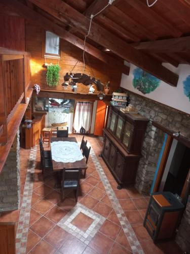 an aerial view of a kitchen and living room with a table at Il Nido dell'aquila in Sardara