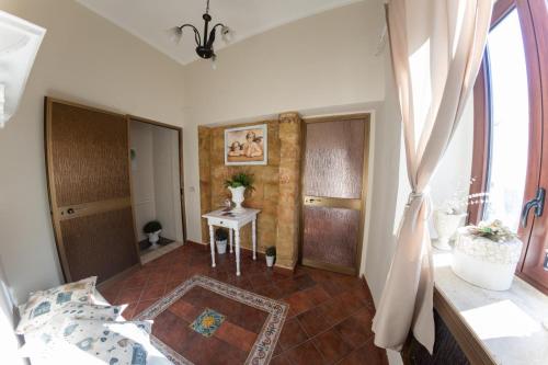 - un salon avec une table et une fenêtre dans l'établissement Casa Vacanze Terrasini Duomo, à Terrasini