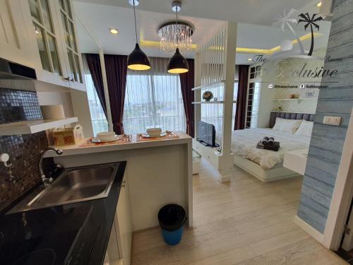 een keuken met een wastafel en een bed in een kamer bij Love & Relax Balcony near WON Beach in Ban Bang Saen (1)
