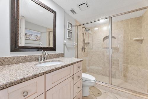 W łazience znajduje się prysznic, umywalka i toaleta. w obiekcie Colony Reef 2310, 3 Bedrooms, Sleeps 6, Ocean View, 2 Pools (1 heated), Elevator w mieście St. Augustine