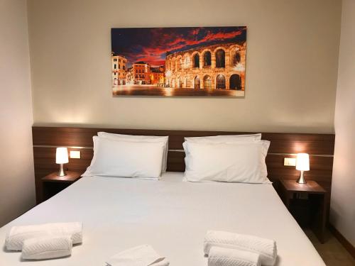 Tempat tidur dalam kamar di Verona Apartments & Rooms Porta Vittoria