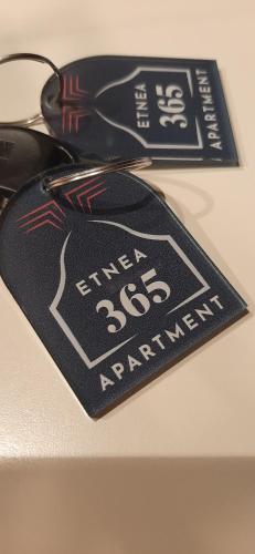 een schaar bovenop een tafel bij Etnea 365 Apartment in Catania