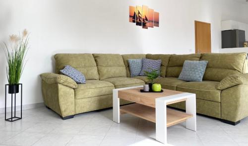 sala de estar con sofá y mesa de centro en Apartment Kantun en Skradin