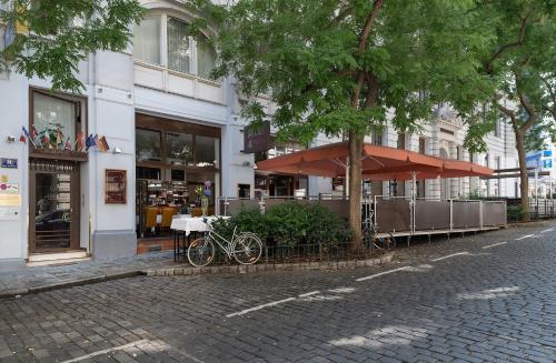 a bike parked in front of a building with an umbrella at Hotel Marc Aurel - Vienna City Center in Vienna