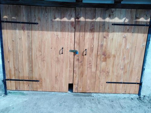 a wooden garage door with two hinges on it at Ubytování U Truhlářů Šaldorf in Nový Šaldorf