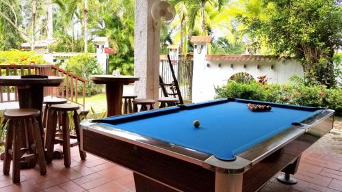 una mesa de billar en un patio con taburetes en Casa Guardia Panama, en Playa Blanca