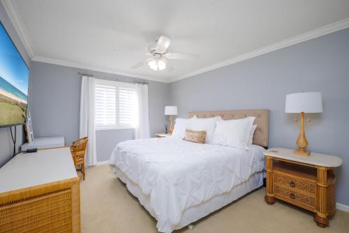 - une chambre avec un lit blanc et une fenêtre dans l'établissement Sunrise Villa, à Ponte Vedra Beach