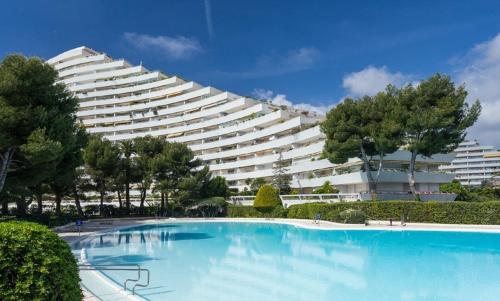 een groot appartementencomplex met een groot zwembad bij Superbe appartement front de mer in Villeneuve-Loubet