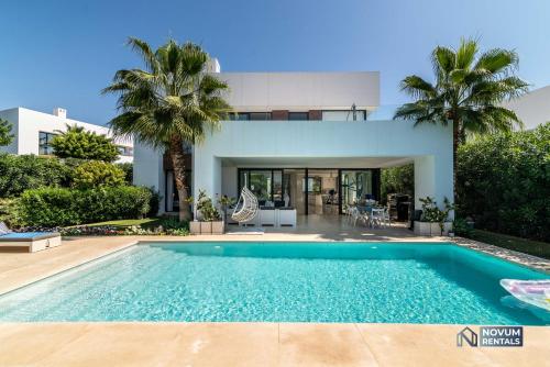 Remarkable 5-BDRM Villa - Heated POOL & GYM
