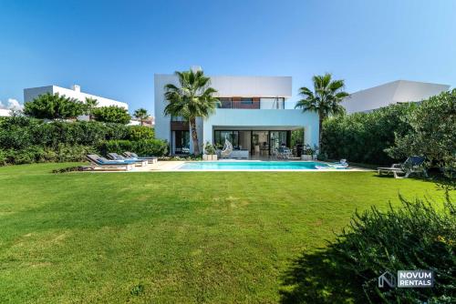Remarkable 5-BDRM Villa - Heated POOL & GYM