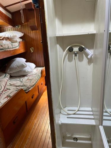 Bathroom sa St Thomas stay on Sailboat Ragamuffin incl meals water toys