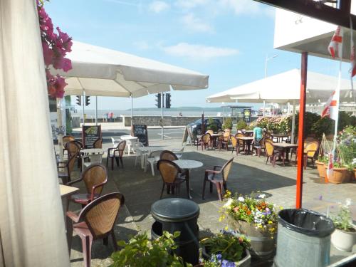 A restaurant or other place to eat at Seaward Hotel 