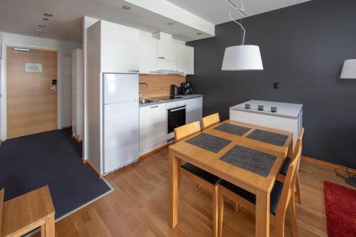 Кухня або міні-кухня у Levi Chalet Ski In-Out apartment