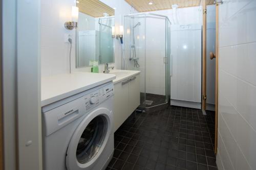 Ванна кімната в Levi Chalet Ski In-Out apartment