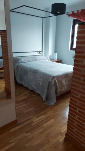sypialnia z łóżkiem i dużym oknem w obiekcie LOFT Estudio BRETON GRAN VIA w Salamance