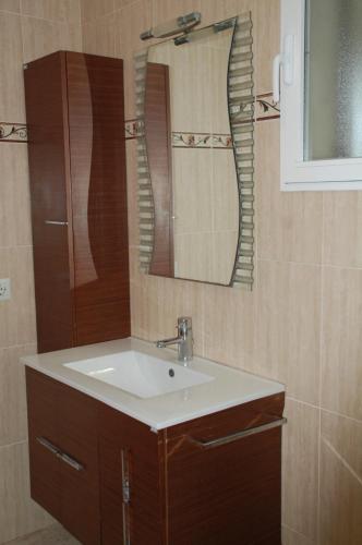 La salle de bains est pourvue d'un lavabo et d'un miroir. dans l'établissement PROALMAR, chalet 17, à Peñíscola