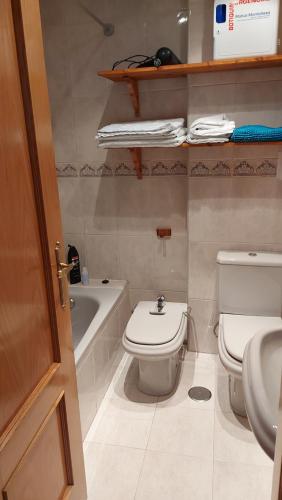 małą łazienkę z toaletą i umywalką w obiekcie LOFT Estudio BRETON GRAN VIA w Salamance