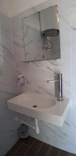 Ένα μπάνιο στο Rooms Lami
