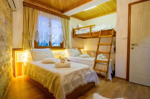 Postel nebo postele na pokoji v ubytování Te Kalaja Rooms