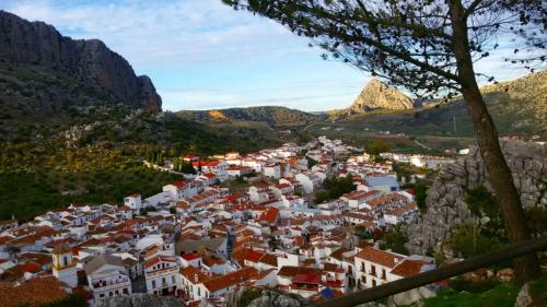 Vistas a una ciudad con montañas en el fondo en Wunderschönes Ferienhaus in Andalusien, en Montejaque