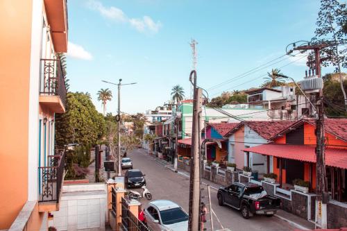 瓜拉米蘭加的住宿－Pousada Cogumelos，一条城市街道上,街上有汽车停放