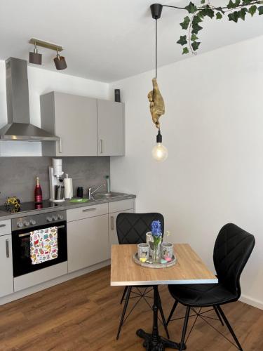 uma cozinha com uma mesa e cadeiras numa cozinha em Exklusive Ferienwohnung 5km vom Centrum em Bremen