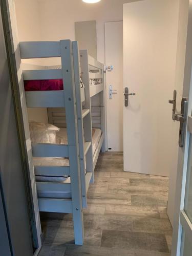 Cette chambre dispose d'un couloir avec des lits superposés. dans l'établissement BEAU STUDIO NEUF BORD DE MER Port la Coudouliere, à Six-Fours-les-Plages