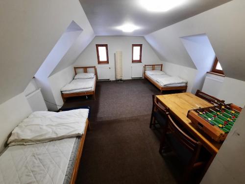 Posteľ alebo postele v izbe v ubytovaní Chalupa U Kurišky