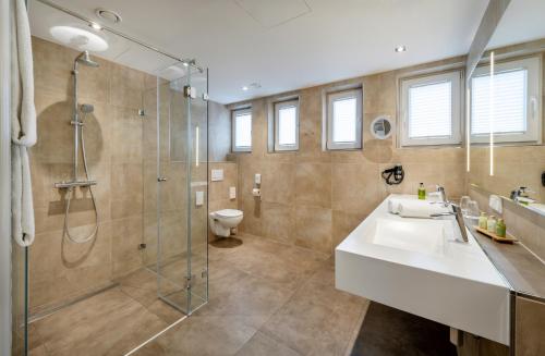 Bilik mandi di AVALON Hotel Bad Reichenhall