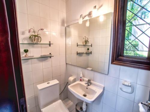 ein Badezimmer mit Toilette und Waschbecken in der Unterkunft Sani Villa Lili 7 in Sani Beach