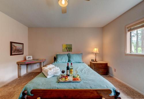 een slaapkamer met een bed met een dienblad met eten erop bij Schaffer Scherenity, 1 Bedroom, Hot Tub, Fenced Yard, Pets, Sleeps 2 in Ruidoso