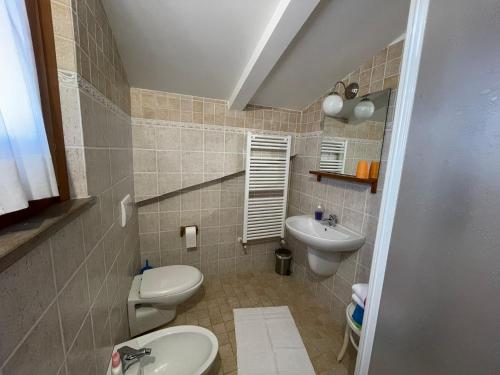 y baño con aseo y lavamanos. en C'era Una Volta B&B, en Perugia