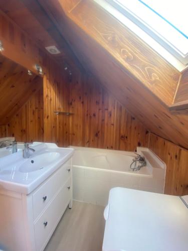ein Badezimmer mit einem weißen Waschbecken und einer Badewanne in der Unterkunft RIESLING - Vue imprenable sur le vignoble - rénové récemment - parking gratuit in Riquewihr