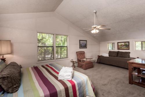 een woonkamer met een bed en een bank bij Sleepy Hollow on the River, 3 Bedrooms, Sleeps 8, Hot Tub, Foosball in Ruidoso