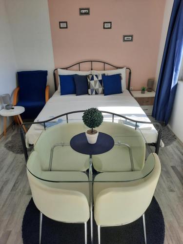een slaapkamer met een bed en een tafel en stoelen bij Studio apartment S&N in Dubrovnik