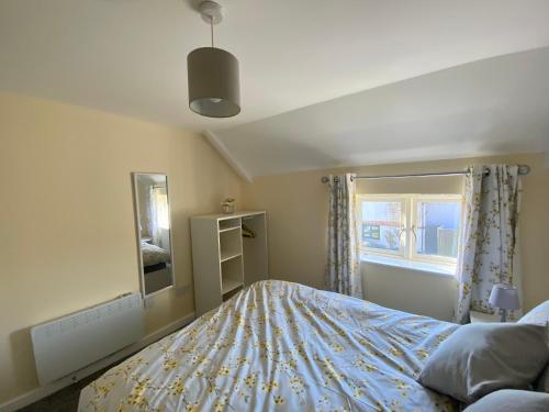 Un pat sau paturi într-o cameră la Hodge Bower Holidays, Ironbridge - Blades