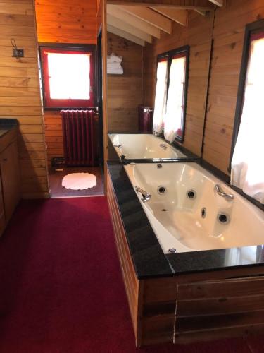 聖卡洛斯－德巴里洛切的住宿－La Miralejos，一间小屋内带浴缸的大浴室