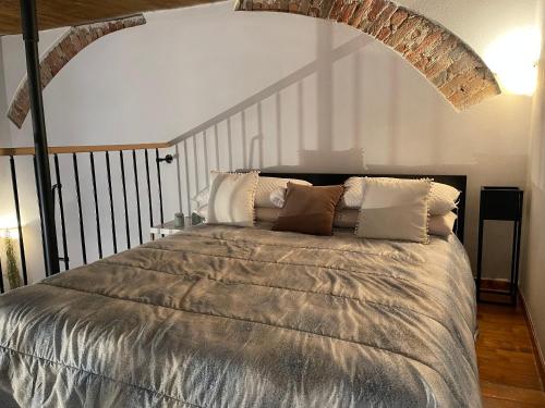 ein Schlafzimmer mit einem großen Bett in einem Zimmer in der Unterkunft Bon Bon in Asti