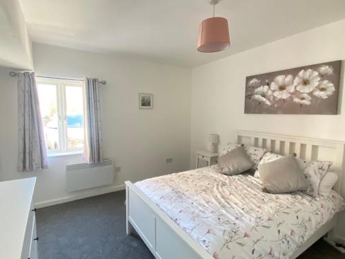 a bedroom with a bed and a window at Hodge Bower Holidays, Ironbridge - Blakemore in Ironbridge