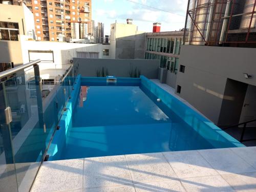 una piscina en la azotea de un edificio en DEPTO NUEVO CON PILETA EN NUÑEZ en Buenos Aires