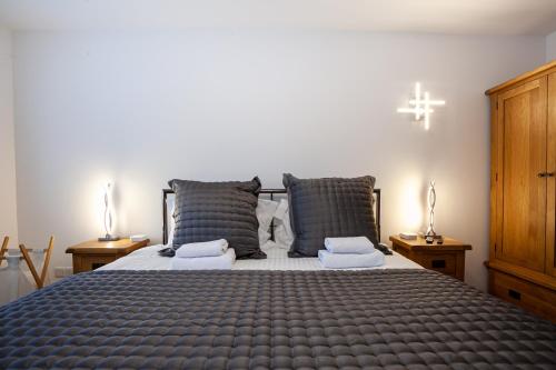 凯西克Keswick Ground floor apartment with parking的一间卧室，有一张大床，配有两盏灯