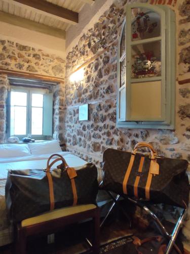 Una habitación con dos camas y dos bolsas. en Bayiri Petit Pension, en Litóchoron
