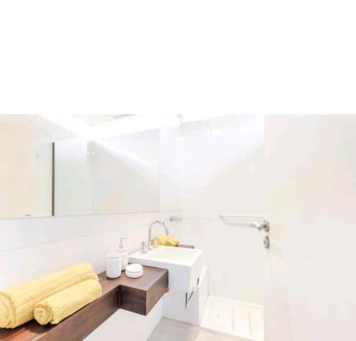 ein weißes Badezimmer mit Waschbecken und Dusche in der Unterkunft House in Chacras de Coria Ruta del Vino in Chacras de Coria